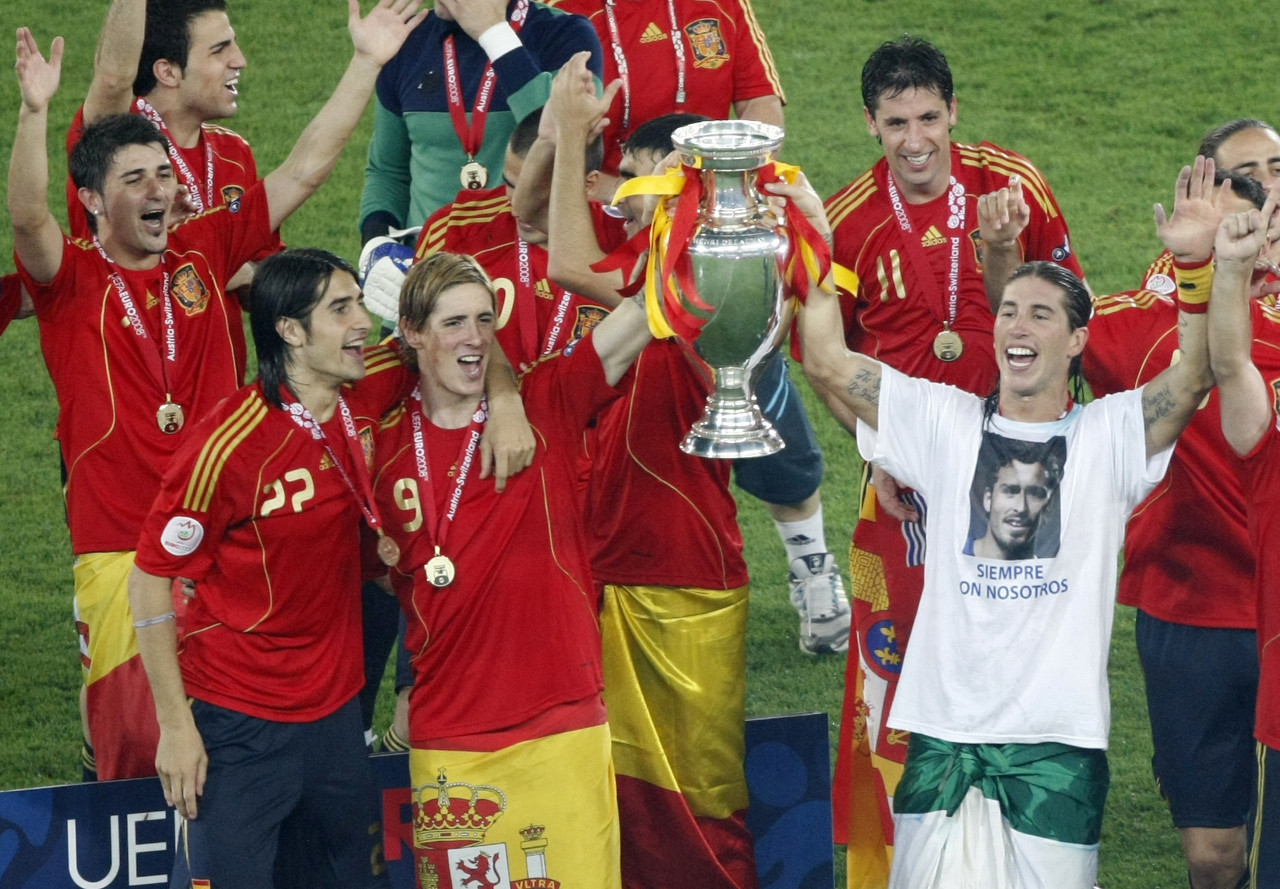 西班牙队仅在08年实现欧洲杯开局三连胜，当届赛事最终夺冠