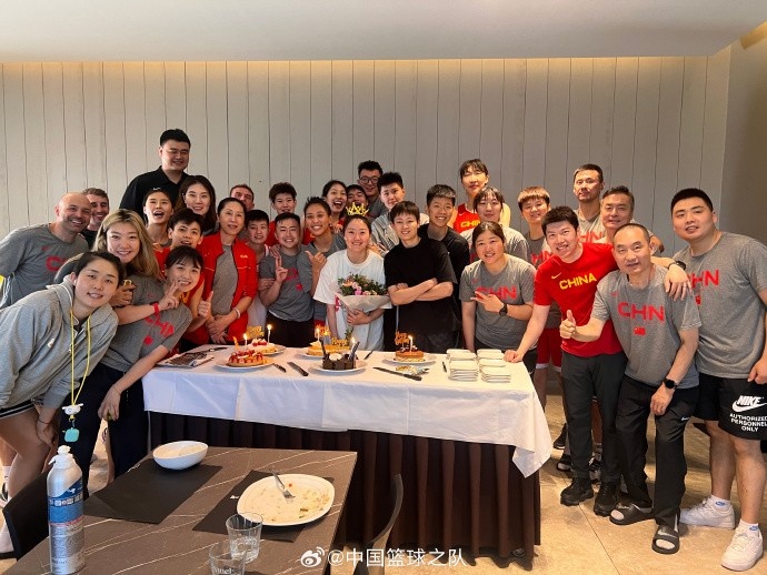 生日快乐！中国篮球之队官博晒出女篮全队为武桐桐庆生的图片
