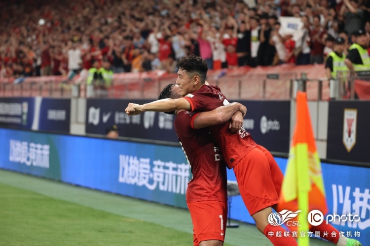 中超联赛第17轮，上海海港3比1浙江队，武磊完成帽子戏法