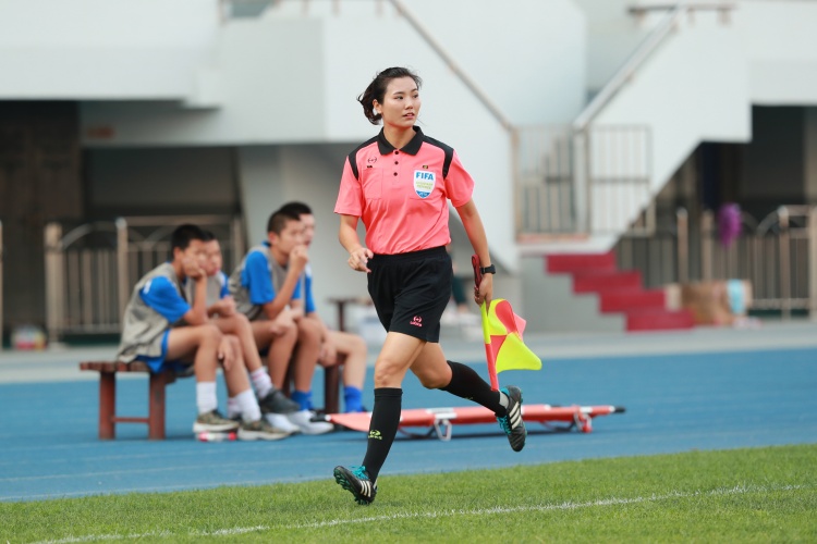 博主：中国女子裁判鲍梦晓、谢丽君执法土伦杯