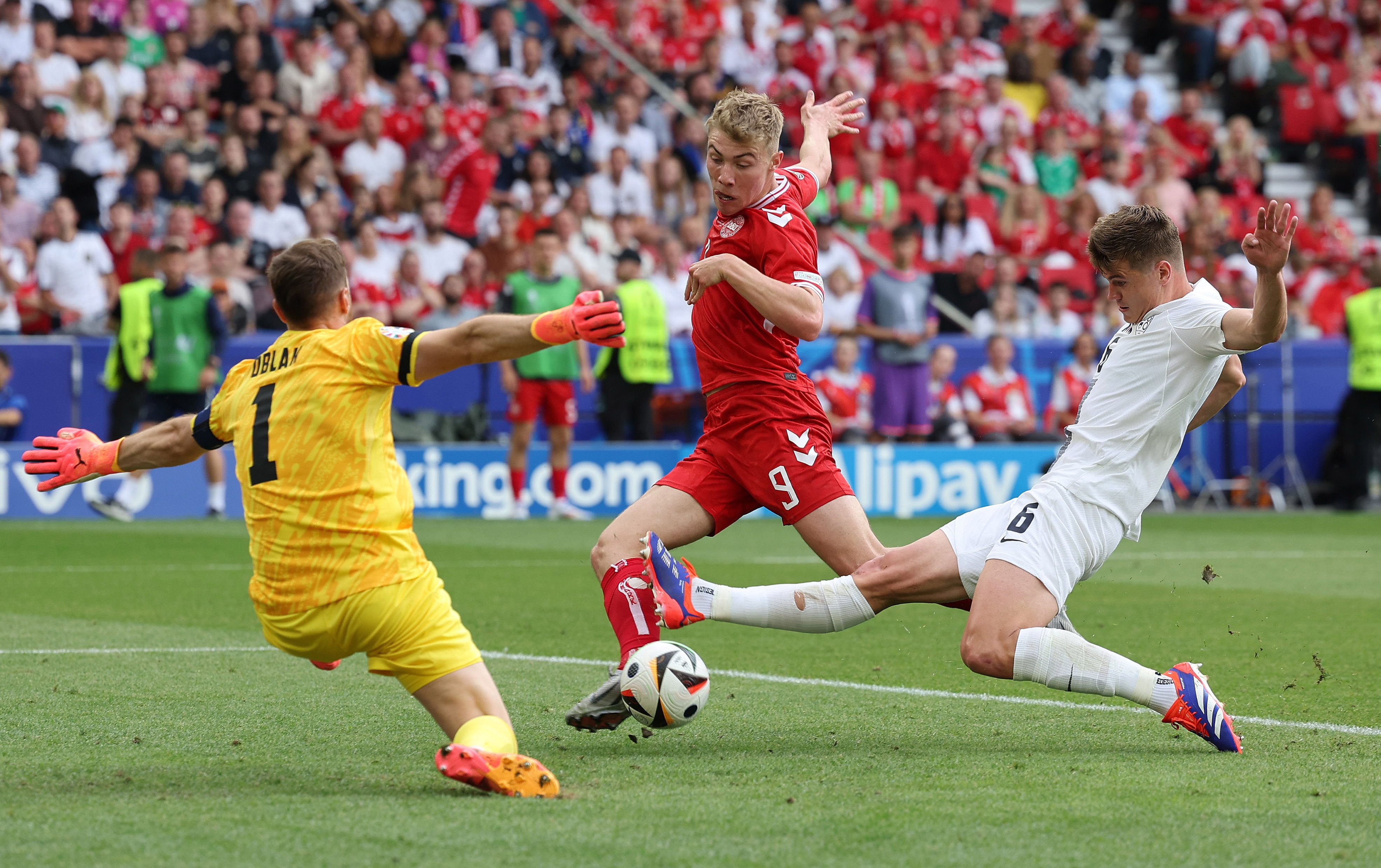 霍伊伦欧洲杯两场比赛被判越位3次，多于他的射门次数